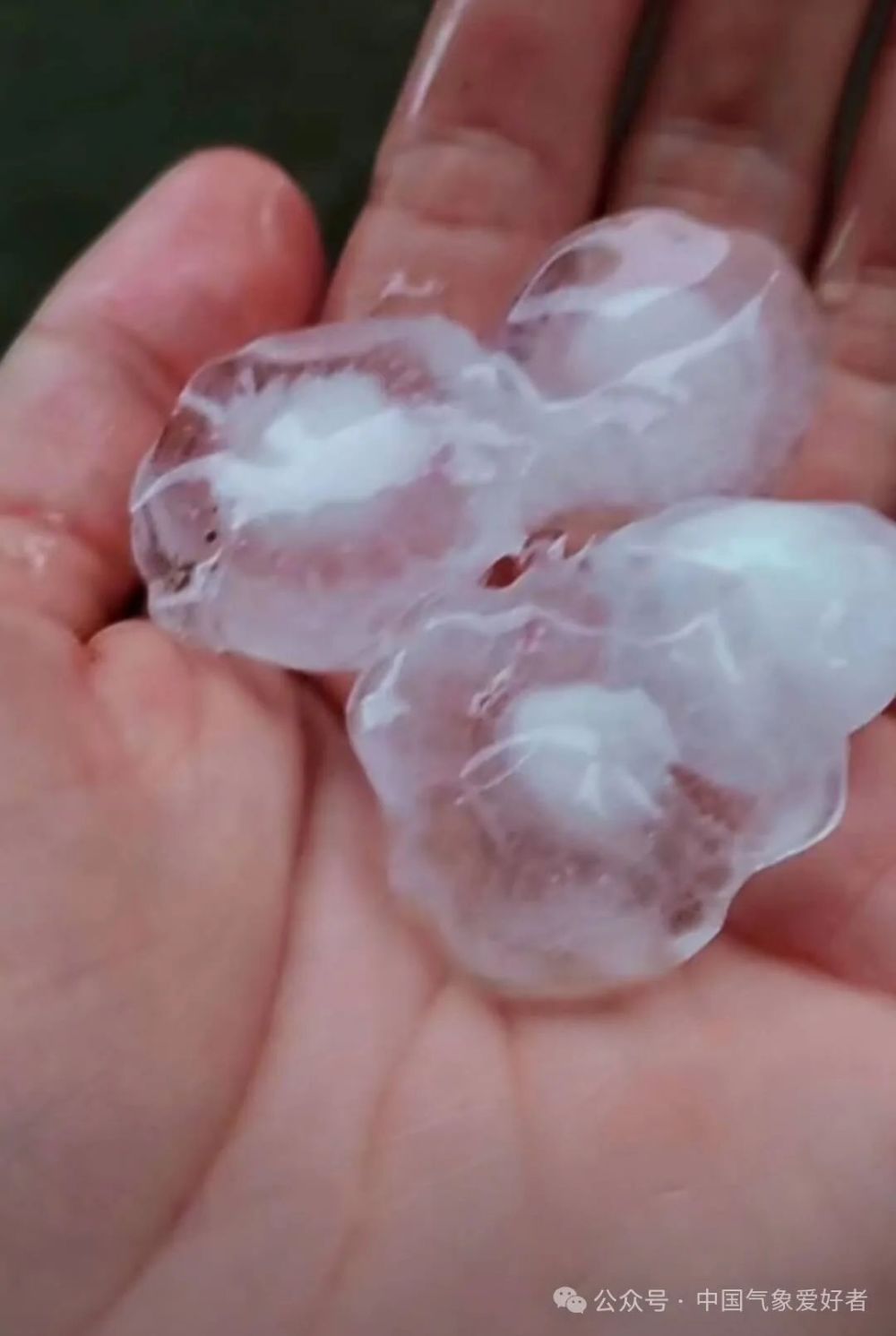 "最高级强对流预警震撼发布！台风暴雨中心即将转向广东福建地区！"