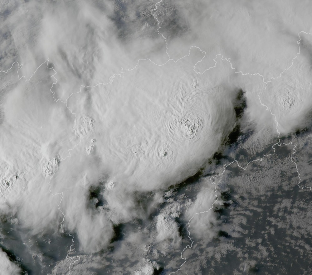 "暴雨再次袭来！专家预测：超12级冰雹将至，全国特别危险！"