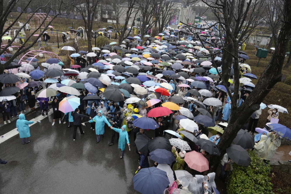 "韩国网民冒着大雨深情送别象征亚洲友谊的大熊猫福宝"