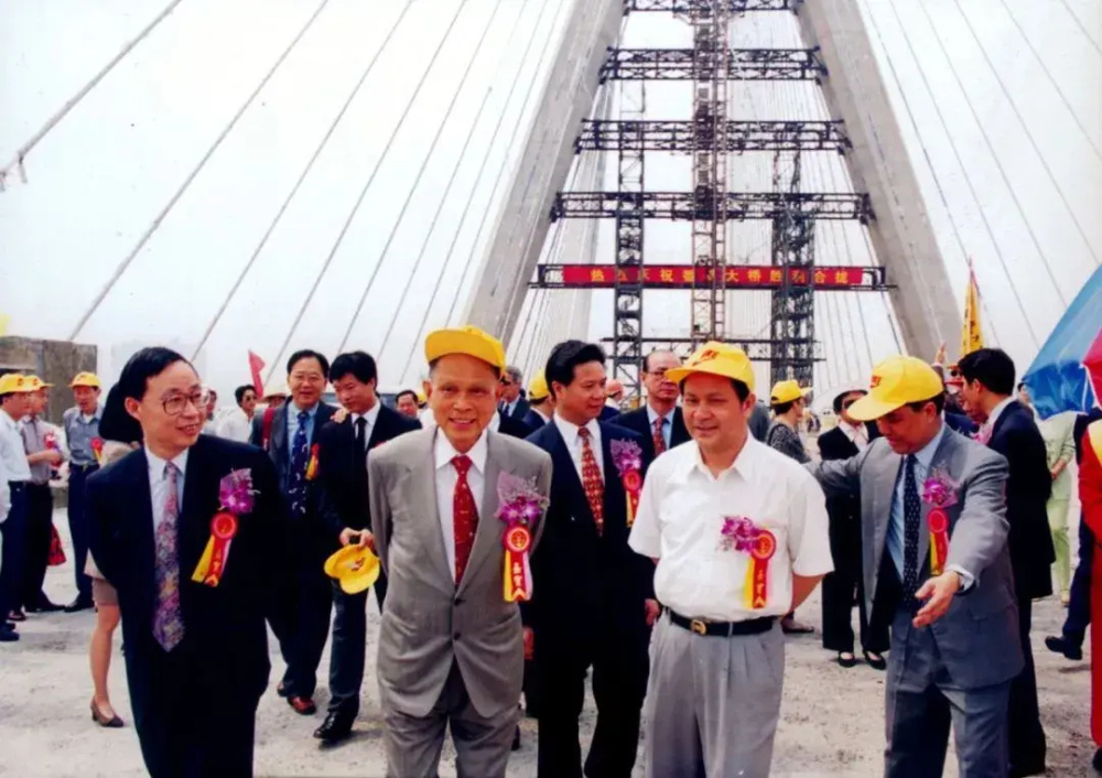 "霍家清明祭祖：郭晶晶亮相祖坟，霍震霆疼爱新成员——三代同堂再现郭晶晶光辉时刻"