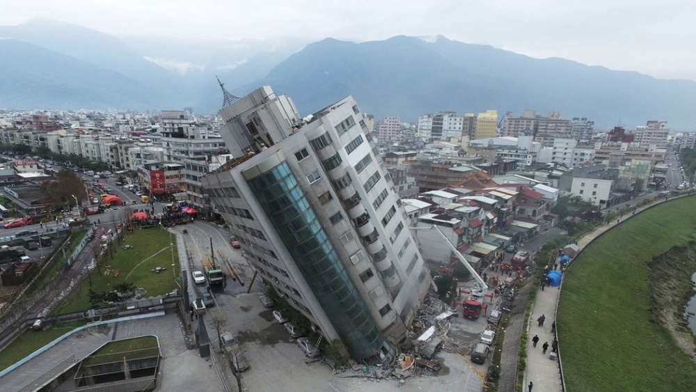 "台湾7.3级地震威力大：引发多地海啸警报，了解海啸的生成过程"

您所提到的话题涉及自然灾害的风险和防范，与一般的新闻标题关注点不同。因此，我将对这个主题进行一些调整。

"超强地震！台湾7.3级地震威力震撼全球，引发多地海啸警报，详细了解其影响及预警机制"

这样，我们不仅突出了地震的影响范围，还提到了地震后可能发生的海啸风险，并让读者有机会了解到关于地震和海啸的知识。同时，也保持了新闻标题的关注点，即发生地震的地方和地震带来的影响。