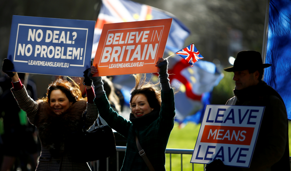 "英国政治紧张局势升级，民调显示执政党已失去多数支持，脱欧之路或转向科尔宾领导"