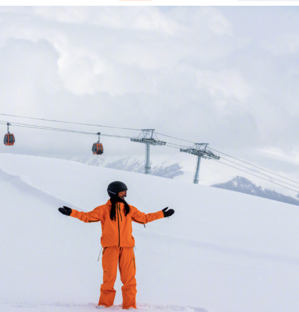 "打破年龄差距，维嘉雪场邂逅美丽传奇：51岁的李冰冰颠覆青春魅力"