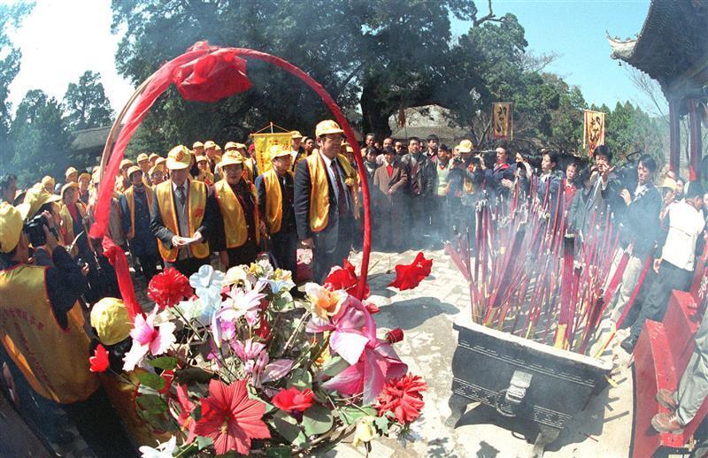 "马英九今祭黄帝陵：呼吁台湾同胞永不再见破碎国家与分裂民族的未来"