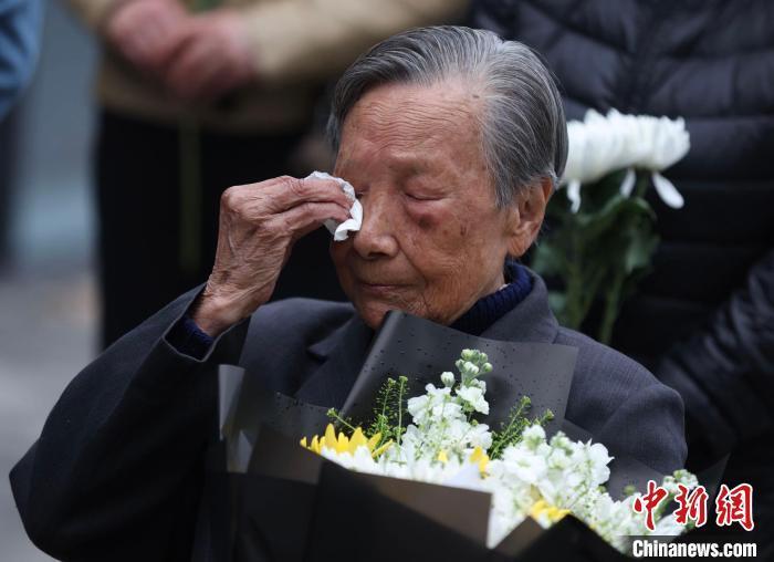 "在历史与和平的交汇处，庆祝中日友好交往的里程碑——举办‘和平之花’祭奠南京大屠杀遇难者活动"