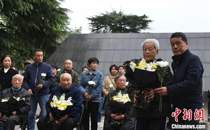 "在历史与和平的交汇处，庆祝中日友好交往的里程碑——举办‘和平之花’祭奠南京大屠杀遇难者活动"