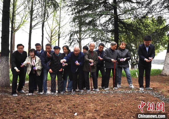 "在历史与和平的交汇处，庆祝中日友好交往的里程碑——举办‘和平之花’祭奠南京大屠杀遇难者活动"