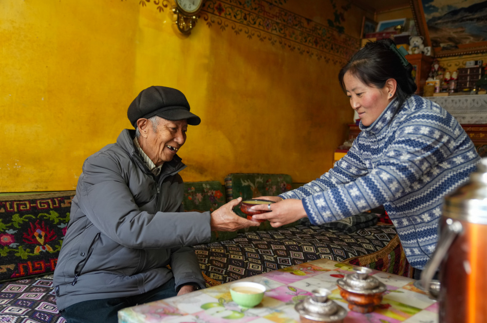 "在革命的赞歌中，洛桑贡布照亮了西藏翻天覆地的历史：艰难历程中的新生象征"