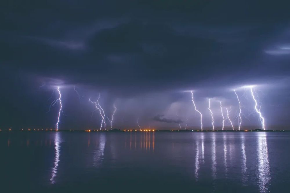 "暴风雨中的怒吼瀑布：互联网时代的挑战与机遇"