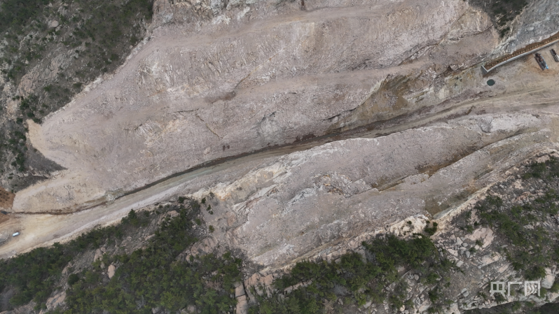 "青岛崂山风景区内数百亩青山变成墓地：非法扩大与挖掘行为揭示背后的利益动机"