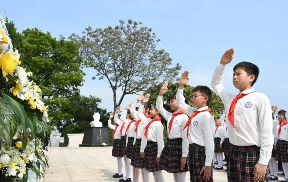 "那一年，他们的牺牲为什么永载史册；今日，我们该如何以行动缅怀他们。"