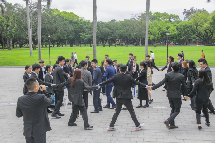 "马英九携台湾青年参观中山大学：致敬中山精神，深化青年交流"

请记住，这只是一个模板建议，您可以根据实际情况进行修改和调整。