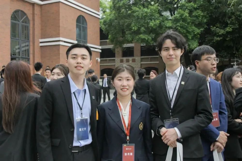 "马英九携台湾青年参观中山大学：致敬中山精神，深化青年交流"

请记住，这只是一个模板建议，您可以根据实际情况进行修改和调整。