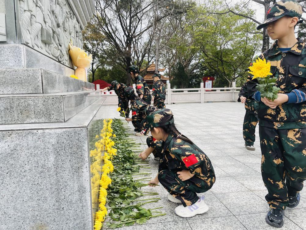 "传承红色基因：梅州丰顺清明节致敬革命先烈群体"