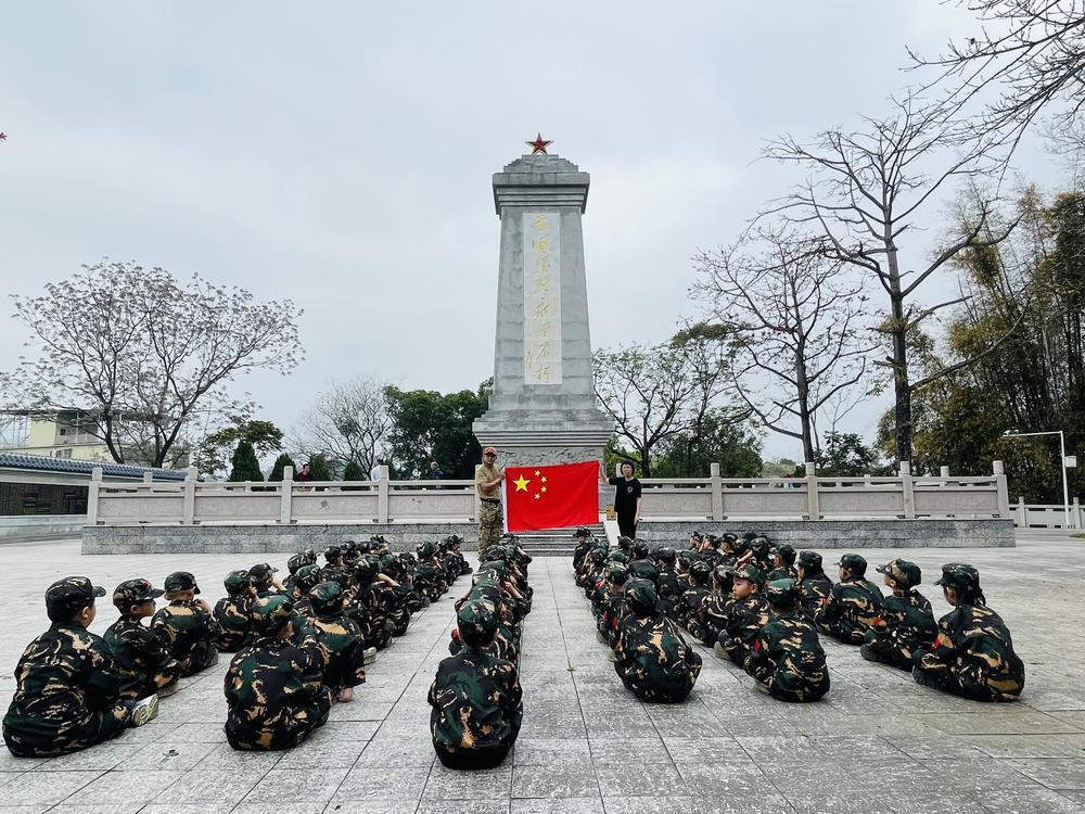 "传承红色基因：梅州丰顺清明节致敬革命先烈群体"