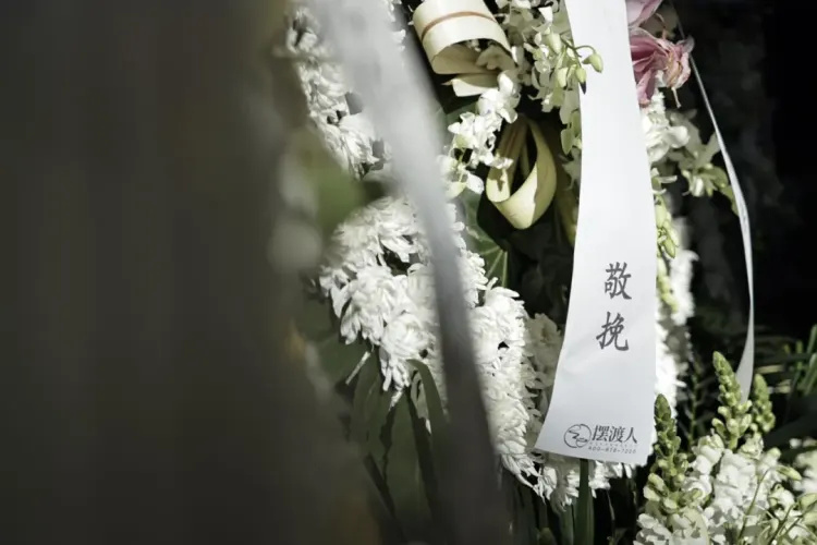 "在生命与死亡的交汇处，这座独特咖啡馆寻找生命的新可能——致敬90后的创新精神"