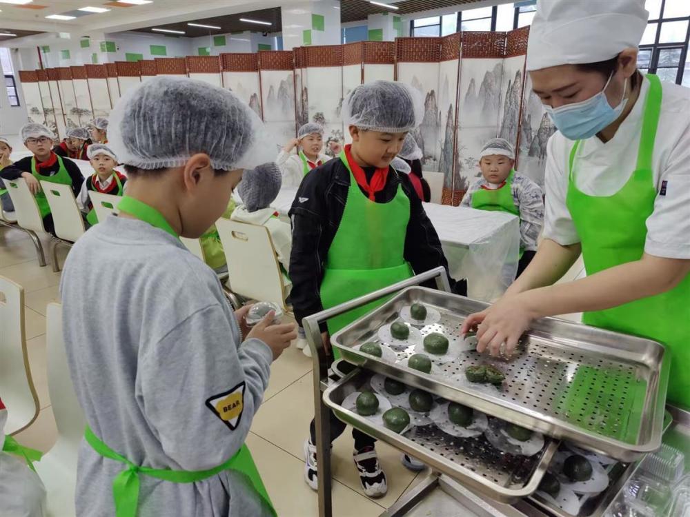 "小学生和家长们一起制作并品尝了端午节的粽子，体验传统文化的魅力"