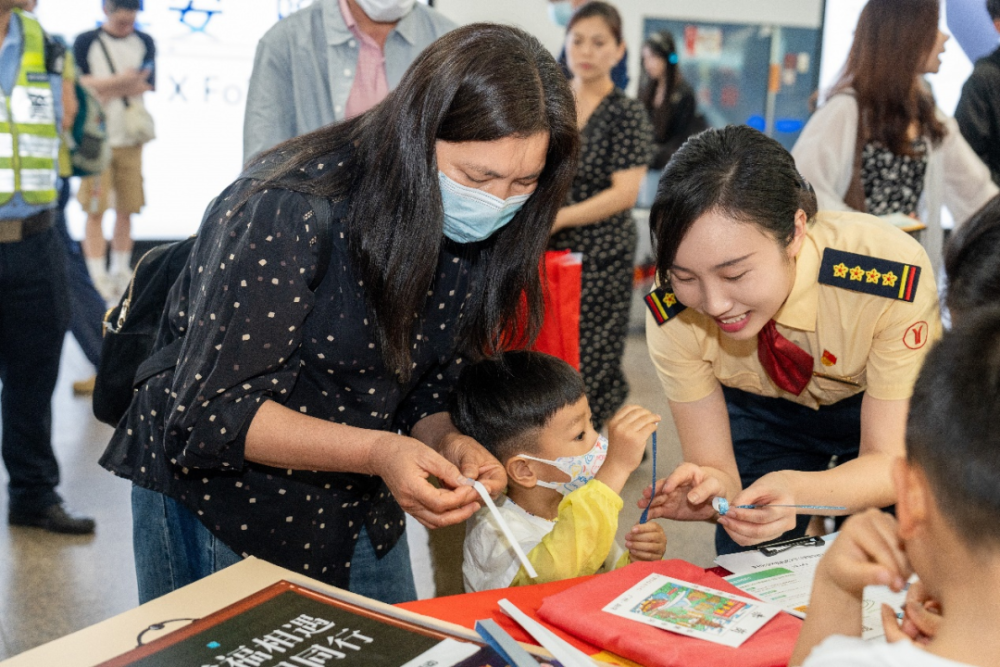 "广州地铁站里的星孩子们：充满创意与想象力的故事叙述"