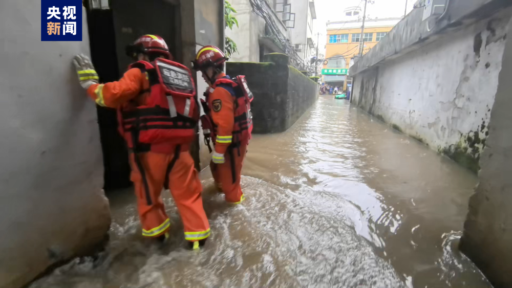 "江西遭大范围强降雨引发暴风雪，7死31万受困，初步估算经济损失超4亿"