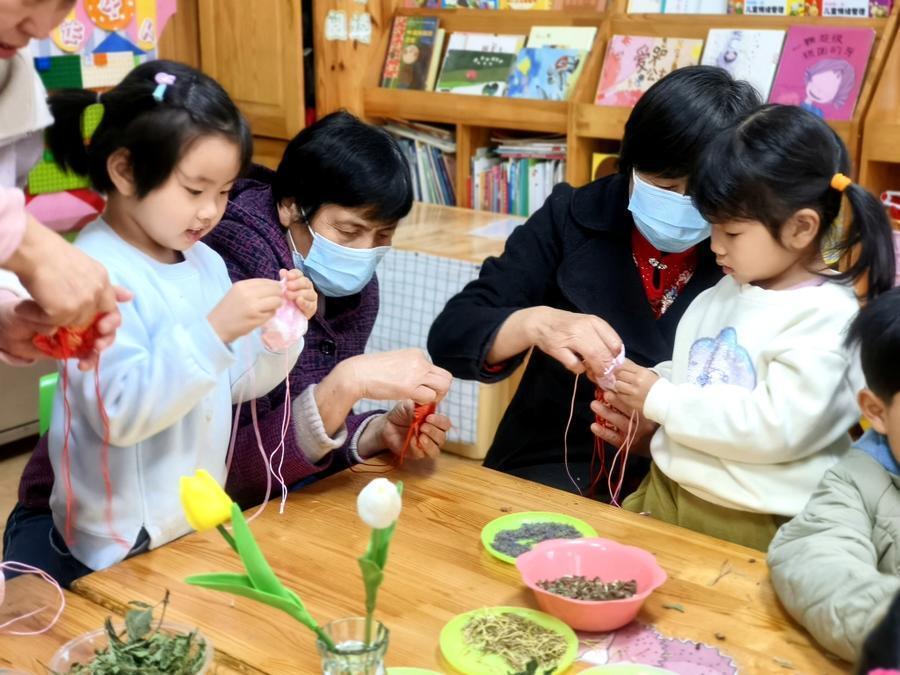 "陪伴春光，携手共舞——太湖路幼儿园家长开放日及‘春暖花开话清明’共育活动"