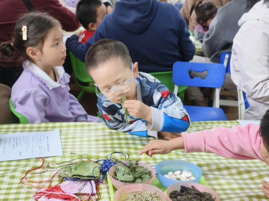 "陪伴春光，携手共舞——太湖路幼儿园家长开放日及‘春暖花开话清明’共育活动"