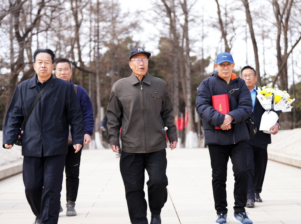 "从烽火岁月到科技发展：致敬跨越73年的历史时刻——中国故事 | 跨越73年的祭奠"