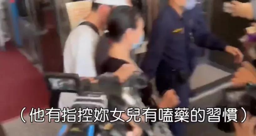 "台媒专访：当面质询S妈的女儿为何狂吃止痛药？对方却躲避沉默的精彩瞬间"