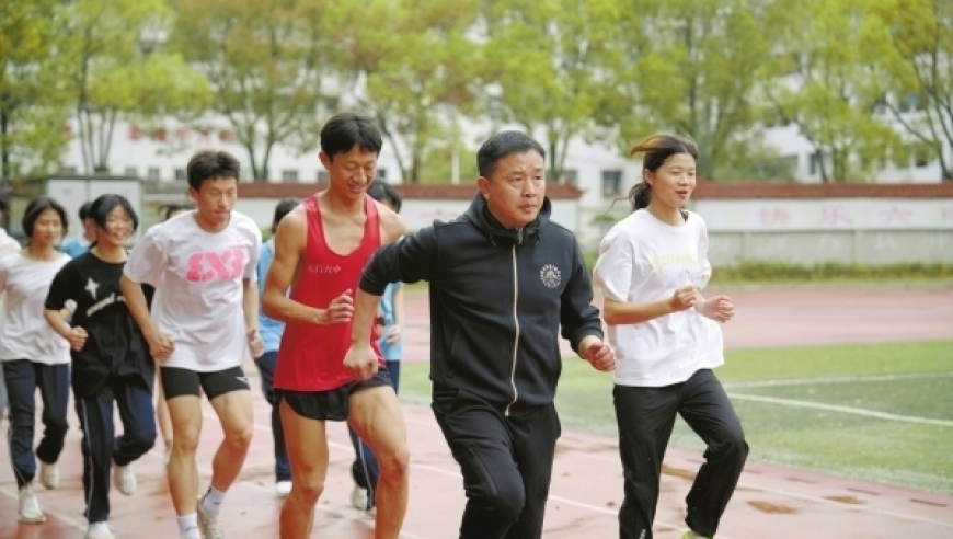 吴军：风雨中，用无私奉献点亮乡村教育的明灯