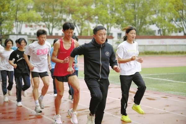 "吴军：风雨中，用无私奉献点亮乡村教育的明灯"