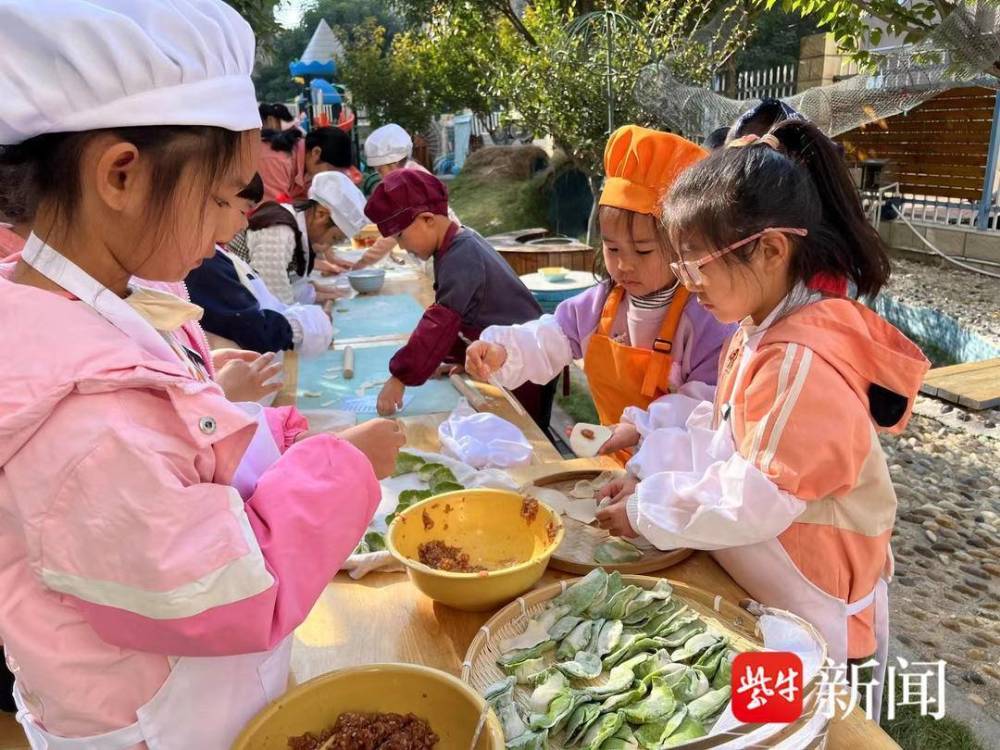 "幼儿园小朋友们回家后大口分享：学会了卤猪头肉！"