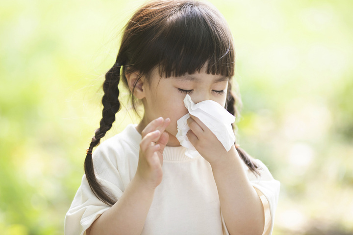 "清明养生指南：揉按摩颈肩脚部，食清淡蔬菜与水果，全方位呵护春日健康"