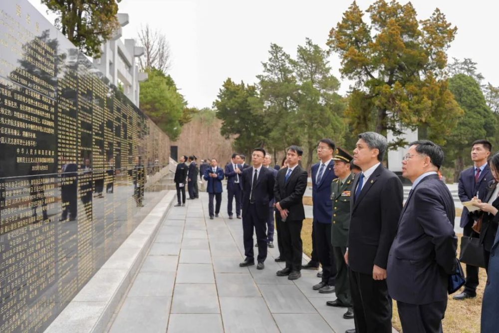 "副市长领军带领，首支中国访问团前往朝鲜展开友好交流与合作"