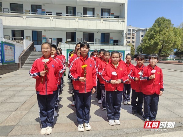 "怀念先烈，孩子们用鲜花和歌声寄托深情——铭记历史，缅怀先烈主题班会的实施与感悟"