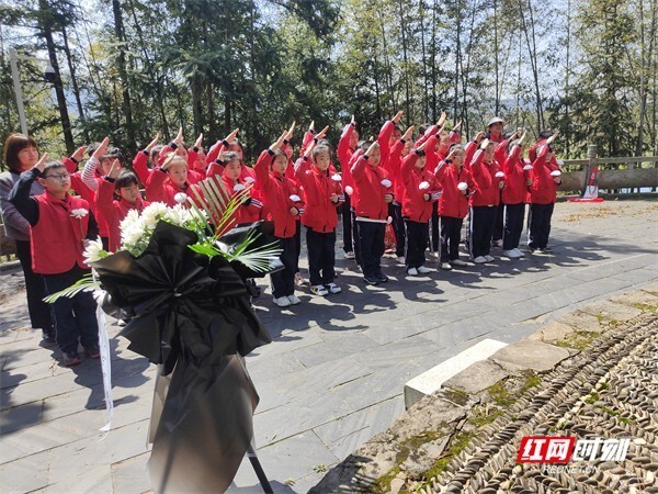 "怀念先烈，孩子们用鲜花和歌声寄托深情——铭记历史，缅怀先烈主题班会的实施与感悟"