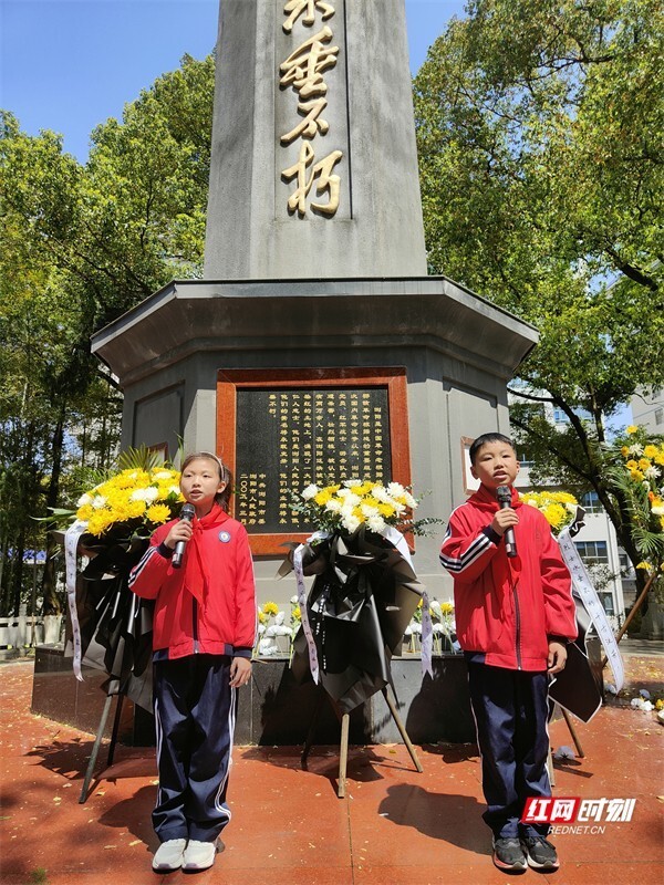 "怀念先烈，孩子们用鲜花和歌声寄托深情——铭记历史，缅怀先烈主题班会的实施与感悟"