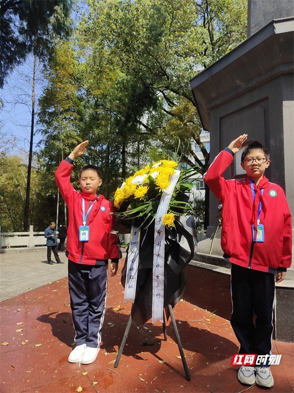 "怀念先烈，孩子们用鲜花和歌声寄托深情——铭记历史，缅怀先烈主题班会的实施与感悟"