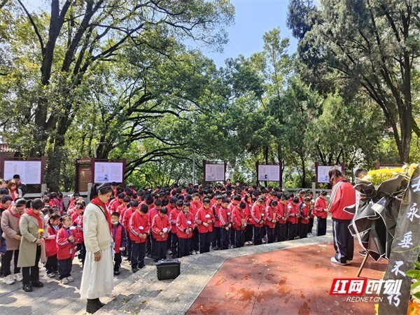 "怀念先烈，孩子们用鲜花和歌声寄托深情——铭记历史，缅怀先烈主题班会的实施与感悟"