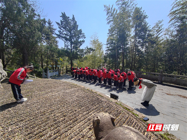 "怀念先烈，孩子们用鲜花和歌声寄托深情——铭记历史，缅怀先烈主题班会的实施与感悟"