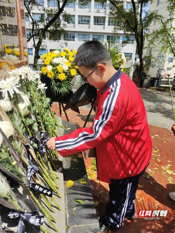 "怀念先烈，孩子们用鲜花和歌声寄托深情——铭记历史，缅怀先烈主题班会的实施与感悟"