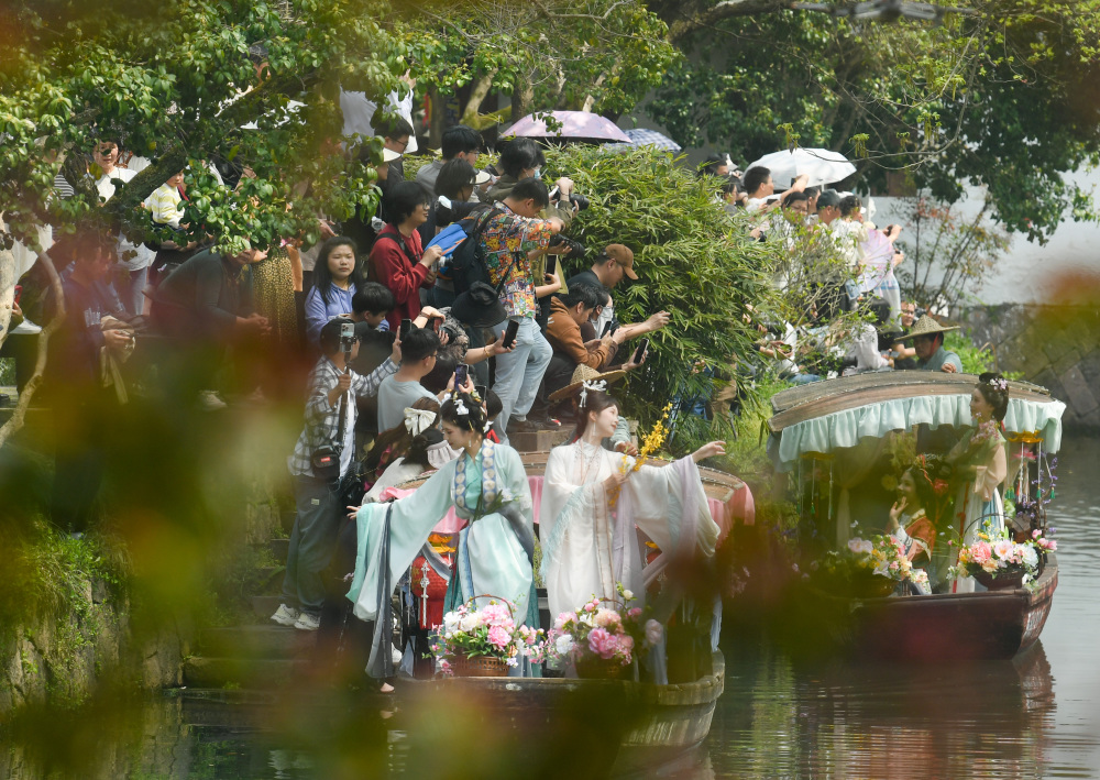 "「春游」中国：新时代的花海茶香与古代风韵的融合"