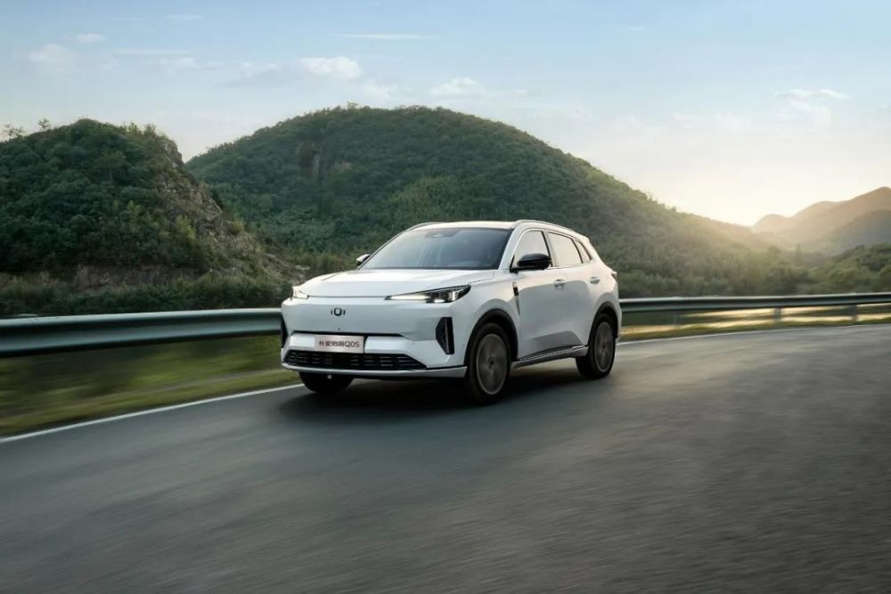 "史上最省油紧凑级SUV：油耗仅5.3L，终身免费基础保养！是你过日子的好帮手！"