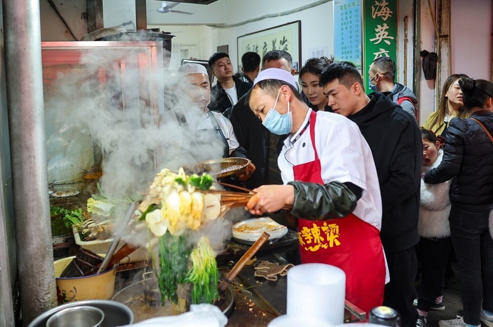 "中国经济信心说：小机场推动大市场，小城市旅游迎来‘春天’"

建议以下的修改：

1. "引擎驱动信心：小机场重塑经济格局，助力小城景区开启新篇章"
2. "春天之源：小机场潜力无限，引领小城市的旅游业驶向春天"
3. "中国经济的信心之声：小机场与小城市的融合塑造未来旅游业新纪元"
4. "小机场活力翻倍：挖掘市场潜力，小城市旅游步入春天"