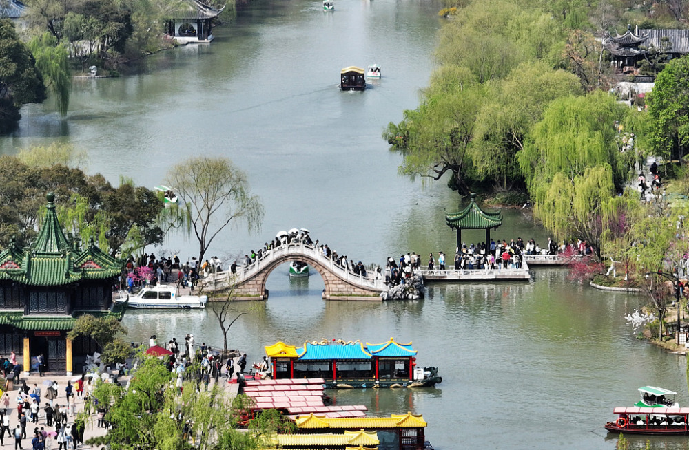 "中国经济信心说：小机场推动大市场，小城市旅游迎来‘春天’"

建议以下的修改：

1. "引擎驱动信心：小机场重塑经济格局，助力小城景区开启新篇章"
2. "春天之源：小机场潜力无限，引领小城市的旅游业驶向春天"
3. "中国经济的信心之声：小机场与小城市的融合塑造未来旅游业新纪元"
4. "小机场活力翻倍：挖掘市场潜力，小城市旅游步入春天"