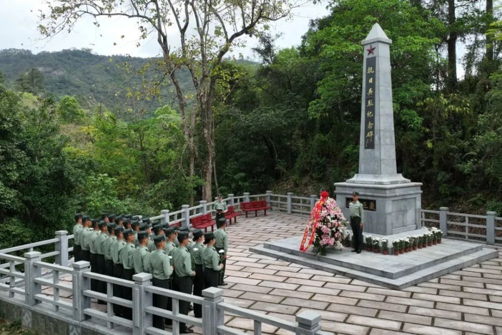 "他们的事迹如同山河，我们永远铭记"