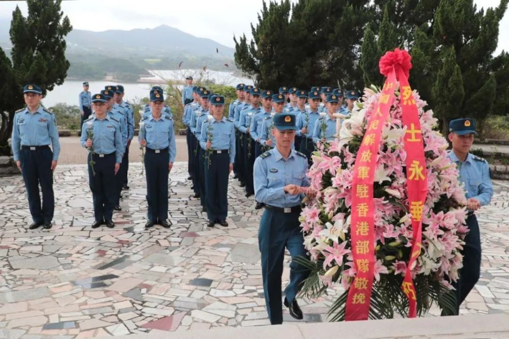 "他们的事迹如同山河，我们永远铭记"