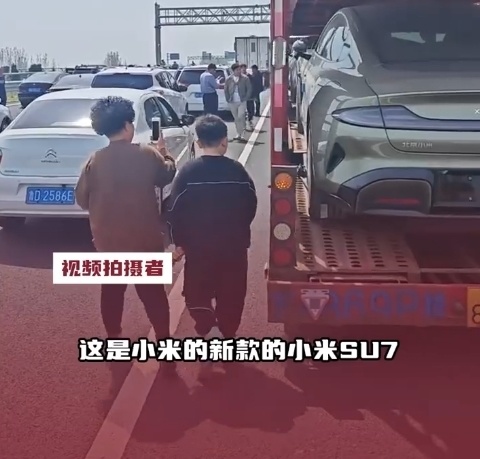 "小孩也能叫出小米，小米在高流量的高速路上瞬间引发热度，拍摄者连小孩都能喊出其品牌名。"