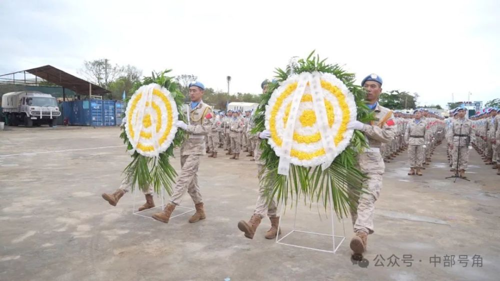 "致敬英勇无畏，中国维和步兵营悼念牺牲的维和英烈：蓝色骑士，你们是和平之光"