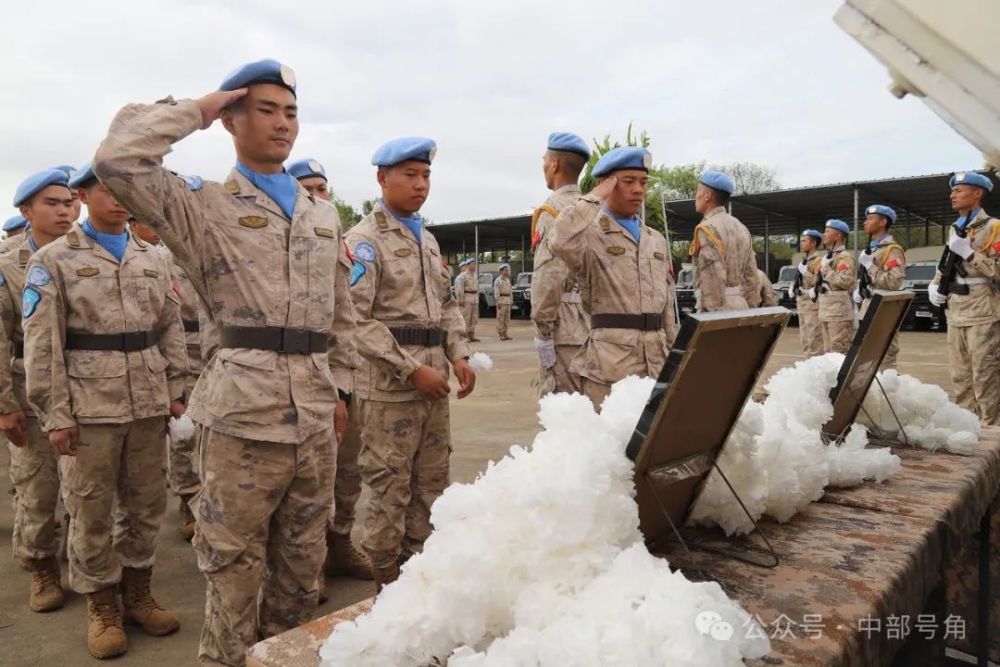 "致敬英勇无畏，中国维和步兵营悼念牺牲的维和英烈：蓝色骑士，你们是和平之光"