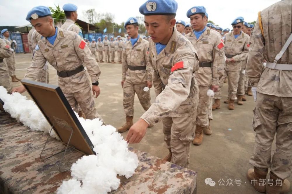 "致敬英勇无畏，中国维和步兵营悼念牺牲的维和英烈：蓝色骑士，你们是和平之光"