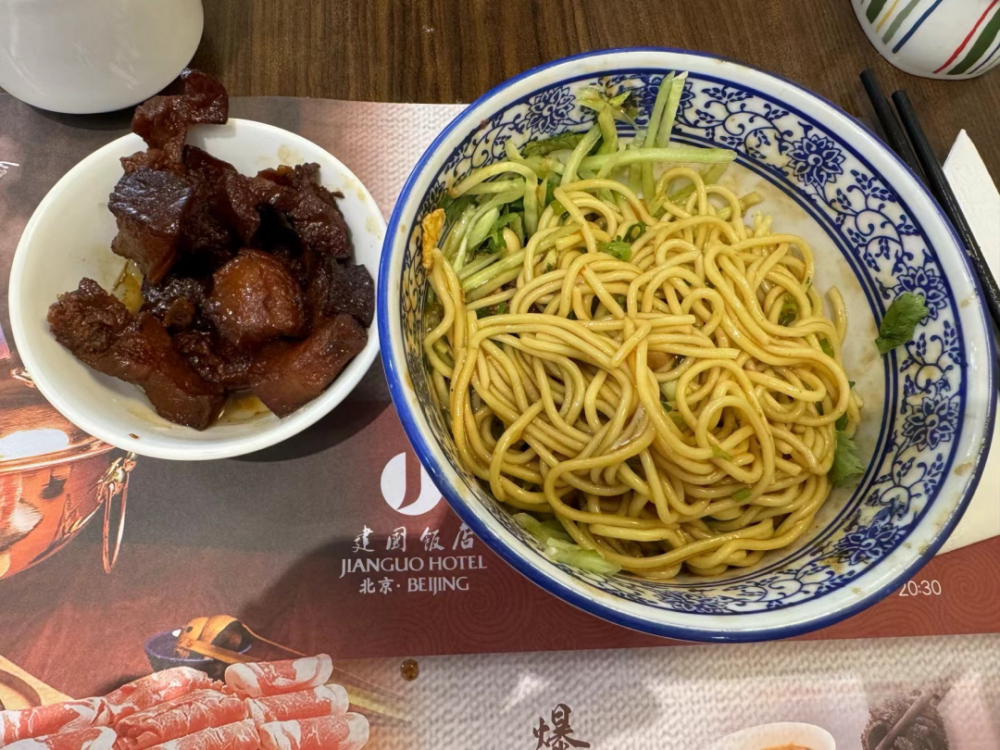 "丰盛的北京美食：穷鬼自助餐厅，满足你的味蕾"